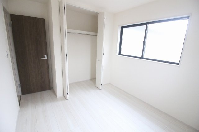 下野市小金井３丁目の新築一戸建の子供部屋|収納付きでお部屋をすっきり使える5.2帖洋室。ベッドや学習机も配置しやすく、将来の子ども部屋にもおすすめです！