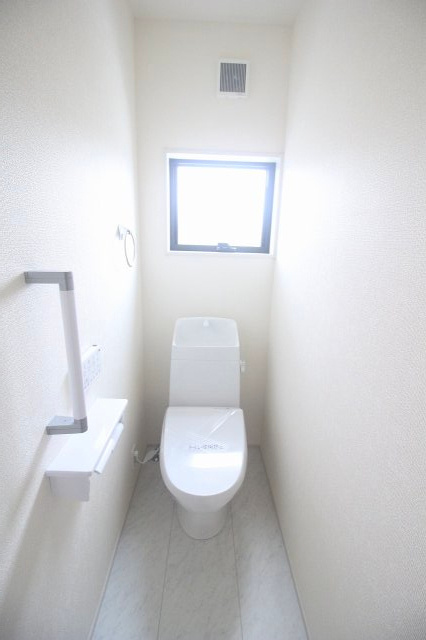 下野市小金井３丁目の新築一戸建のトイレ|2階にもトイレを完備しているので、朝の忙しい時間帯も安心。階を移動せず使えて、ご家族みんなに便利です！