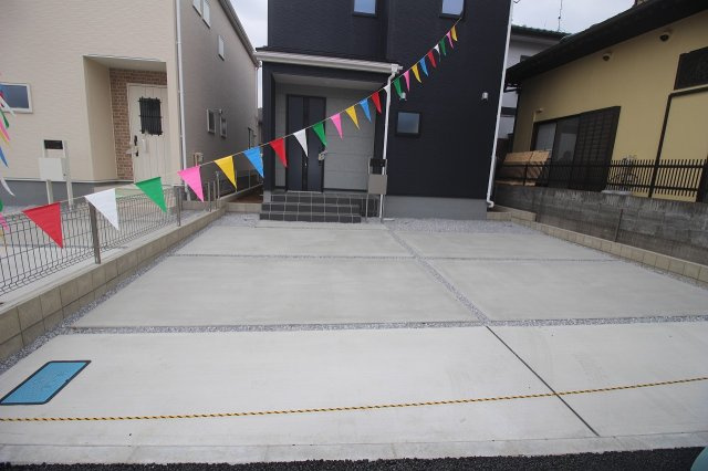 下野市小金井３丁目の新築一戸建の駐車場|並列でゆったり駐車できる広々とした駐車スペース。複数台駐車はもちろん、来客時にも安心して使えます！