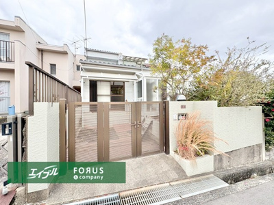 【外観】 | 茨木市山手台3丁目 | 南北の道路に面しており、両側から出入りすることが可能です。
南側はお車の駐車スペースもございます。