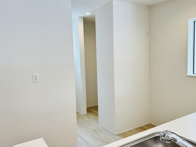 八王子市　大楽寺町　新築一戸建て　１期のキッチン|～キッチン背面には大容量収納可能なパントリー～
