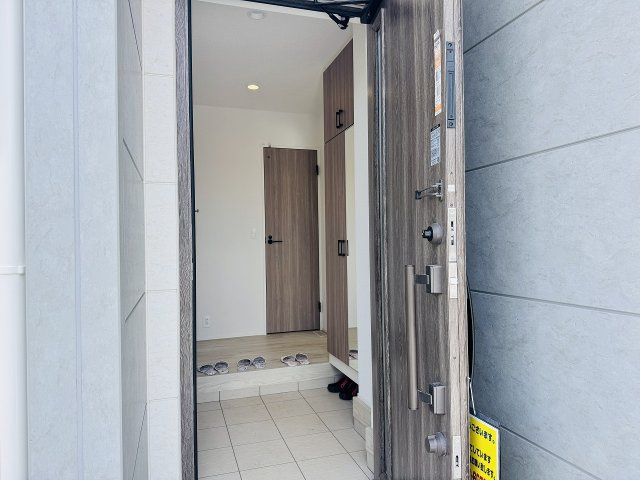 八王子市　大楽寺町　新築一戸建て　１期の玄関|～玄関は安心のWロックキーを採用～