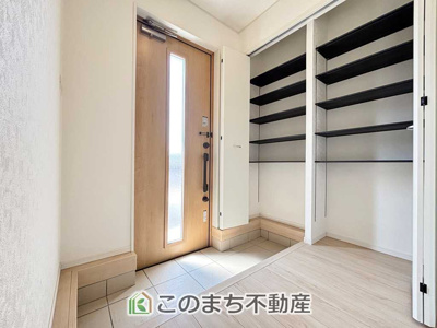 【玄関】 | CRADLEGARDEN宇都宮市今宮第3　1号棟 | 広々とした玄関スペース♪たくさんの靴を収納できる下駄箱もございます。