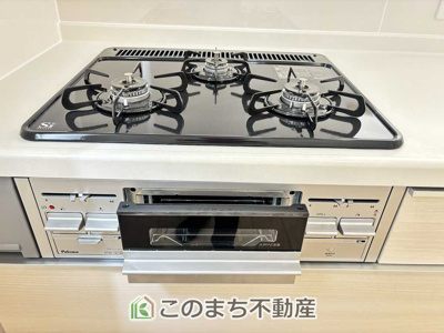 【キッチン】 | CRADLEGARDEN宇都宮市今宮第3　1号棟 | 三ツ口コンロ採用で、同時調理もスムーズ◎！お料理を並べられるカウンター付きで、配膳・片付けをサポート！リビングで過ごすご家族とコミュニケーションを楽しみながら作業可能です♪