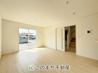 【居間・リビング】 | CRADLEGARDEN宇都宮市今宮第3　1号棟 | 開放感のある広々としたリビング☆家族みんなでゆったりくつろげます♪
南側から暖かな日差しが差し込みます♪キッチンからリビングの様子がよく見渡せます☆
