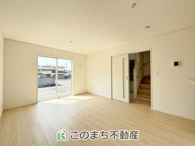 【居間・リビング】 | CRADLEGARDEN宇都宮市今宮第3　1号棟 | 開放感のある広々としたリビング☆家族みんなでゆったりくつろげます♪
南側から暖かな日差しが差し込みます♪キッチンからリビングの様子がよく見渡せます☆