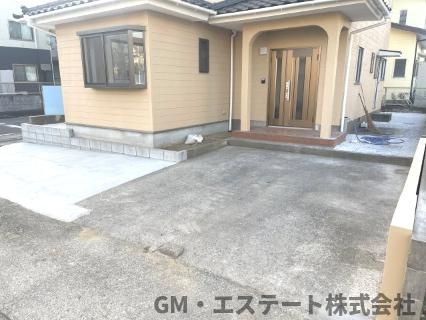 宮崎市恒久5丁目　中古住宅の駐車場