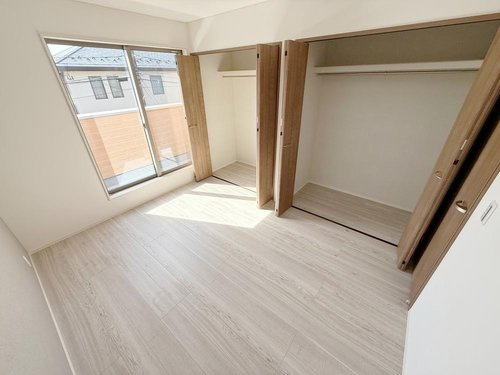 新座市野寺１丁目　建築条件付き売地　全６区画　誕生！のその他|施工事例
クローゼットを広く確保した洋室。衣類や日用品をたっぷり収納でき、お部屋全体をすっきりと保てます。