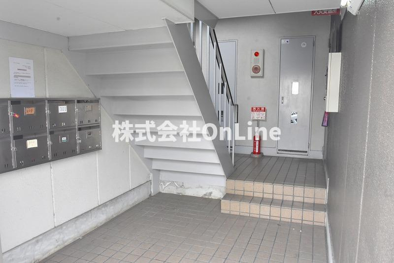 八尾市高安町南７丁目の賃貸マンションのロビー