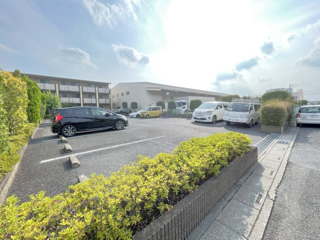 フォリオ春日部の駐車場