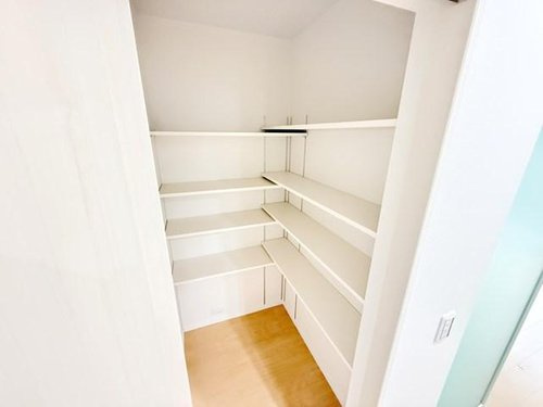 新座市野寺１丁目　建築条件付き売地　全６区画　誕生！のその他|施工事例
キッチン近くに設けられたパントリーは、日々の家事効率を大きく高めてくれる便利な収納空間です