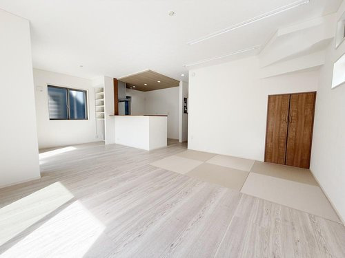 新座市野寺１丁目　建築条件付き売地　全６区画　誕生！の周辺|施工事例
LDKが緩やかにつながる設計で、家事をしながら家族の気配を感じられる安心の間取りです。