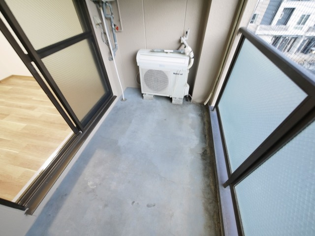 コーポ諏訪柳町のバルコニー|外からの目が気にならないバルコニーで洗濯物が干せます