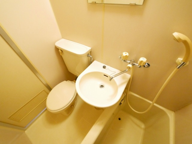 コーポ諏訪柳町の洗面所|使いやすい洗面所です