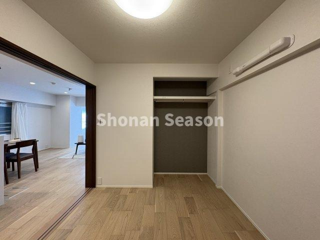 【洋室】 | リビングに隣接した洋室はお子様の遊ぶスペースとしても◎