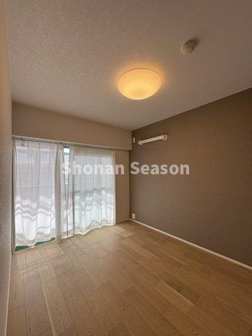 【洋室】 | 全室フローリングにつき、汚れをさっと拭くことができ、お手入れ簡単◎