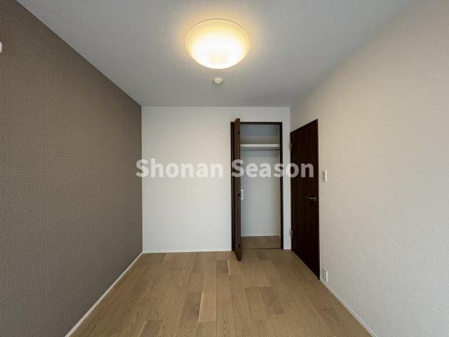 【洋室】 | フローリングも新規リフォーム完了し、気持ちよく過ごせます♪