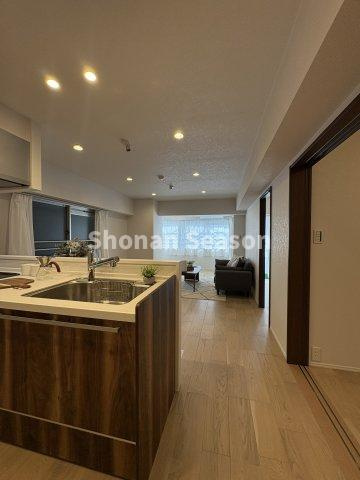 【居間・リビング】 | 対面式キッチンのため、お料理中でも会話が弾みます♪