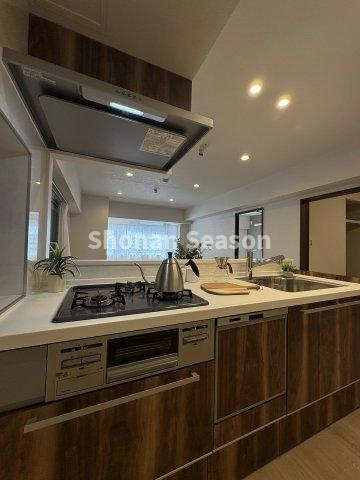 【キッチン】 | 同時調理可能な３口コンロでお料理も捗りますね。