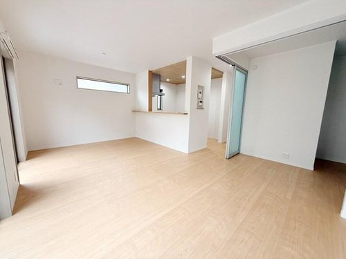 新座市野寺１丁目　建築条件付き売地　全６区画　誕生！のその他|施工事例
大きな窓からたっぷりと自然光が差し込む、明るく開放感のあるリビング空間です。