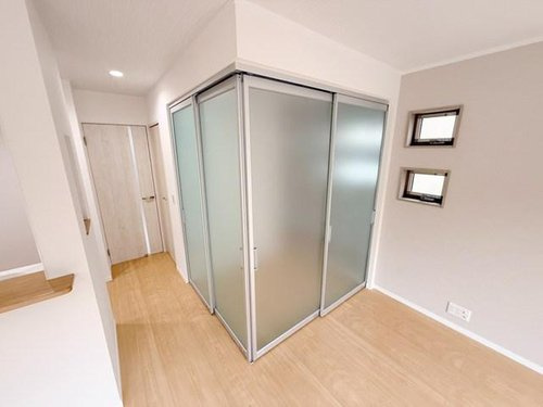 新座市野寺１丁目　建築条件付き売地　全６区画　誕生！のその他|施工事例
ガラス入りのドアで、空間に抜け感をプラス。明るさを室内全体に取り込みます。