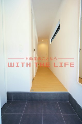 nido Amante(ニドアマンテ）【キャッシュバック対象物件】の玄関|明るい玄関です