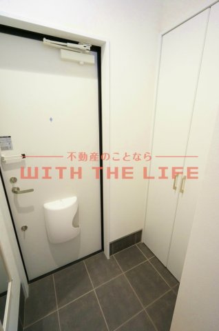 nido Amante(ニドアマンテ）【キャッシュバック対象物件】の玄関|明るい玄関です