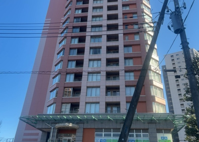 【外観】 | リビオ橋本タワーブロードビーンズ | 外観はマンション管理がされているかの目安になります。築年数が古いと、壁面は劣化してひび割れが生じることも！建物が古びていても細かいところが修繕されていると、きちんと管理されているなぁと感じるでしょう。