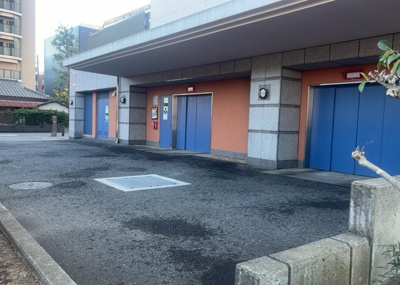 【駐車場】 | リビオ橋本タワーブロードビーンズ | 駐車場と明記されていても、最小スペースでつくられた駐車場だと大型車は駐車できなかったり、出入りしにくくなったりする可能性があります。お車のサイズと購入したい物件の駐車場のサイズを現地で確認しましょう。