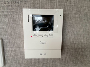 訪問者が来たときにテレビ画面で確認できるため、安心してドアを開けられます。録画機能があるものもあり、留守中に来訪者を記録しておくことができます。利便性が高く、セキュリティ面でも安心です。