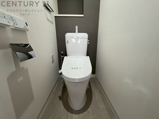 温水洗浄便座付トイレは温水洗浄機能により、暖かい水でおしりを洗浄することができ、冷たい水を使う従来の便座に比べ、温水洗浄機能で暖かいトイレを提供し、快適な使用を可能にします。