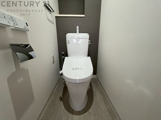 温水洗浄便座付トイレは温水洗浄機能により、暖かい水でおしりを洗浄することができ、冷たい水を使う従来の便座に比べ、温水洗浄機能で暖かいトイレを提供し、快適な使用を可能にします。
