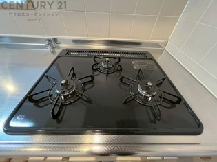 多数の調理器具を同時に使用でき、料理の効率化が可能。省エネで節約になり、様々な料理スタイルに適応できます。また、火力調整が独立しており、手入れや掃除もしやすく、今よりもっとお料理が楽しくなるかも。