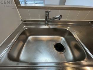 大きなシンクでお鍋などの大きな調理器具を洗う際にも便利です。