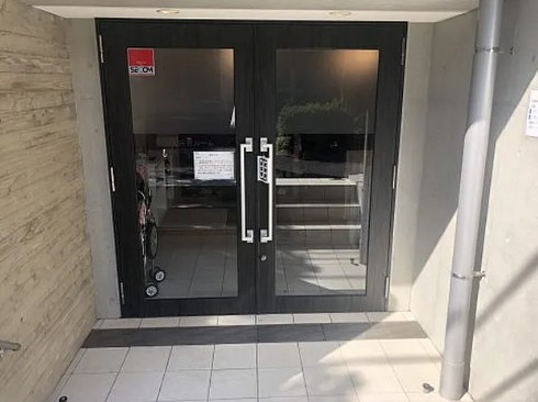 春日テラスのエントランス