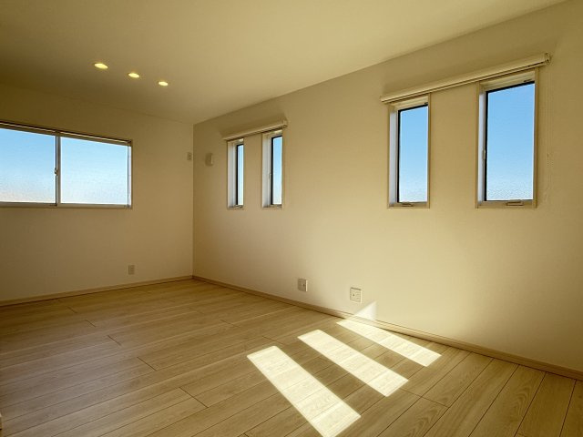 川越市大字安比奈新田　新築一戸建て　2号棟の寝室|広くて明るい寝室