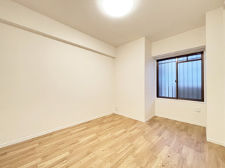 【寝室】 | ダイアパレス甲子園 | ６帖の洋室はウォークインクローゼット付き