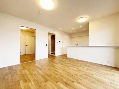 【居間・リビング】 | ダイアパレス甲子園 | 南東バルコニーに面した14.9帖の明るいリビング