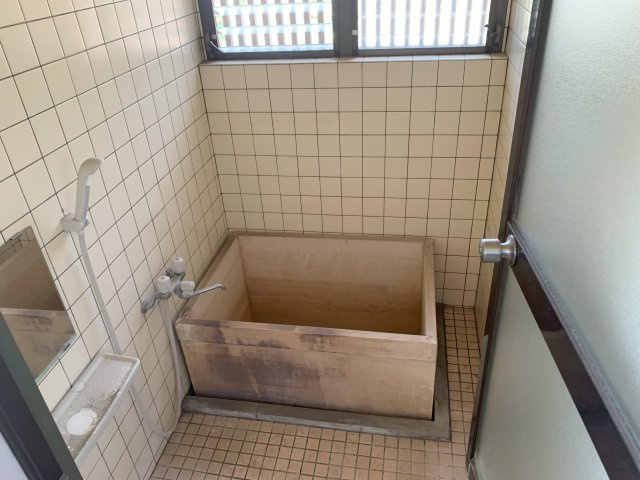 八幡西区別当町　戸建の浴室|シンプルで使いやすい玄関です
