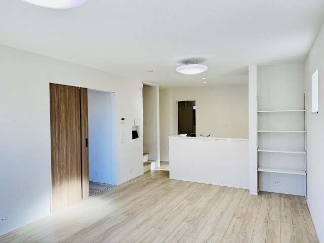 八王子市　大楽寺町　新築一戸建て　１期の居間・リビング|～17.0帖の明るいLDKで、家族団欒の時間をお過ごしいただけます～