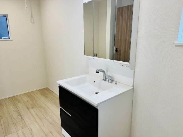 八王子市　大楽寺町　新築一戸建て　１期の独立洗面台|～３面鏡付きの独立洗面台　細々している物をスッキリ収納出来ます～