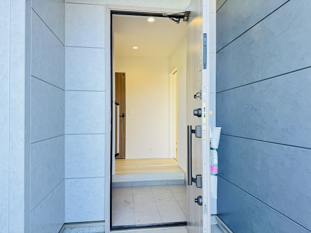 八王子市　大楽寺町　新築一戸建て　１期の玄関|～玄関は安心のWロックキーを採用～