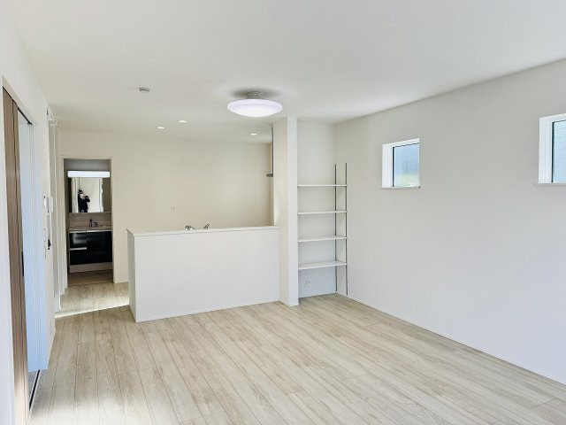 八王子市　大楽寺町　新築一戸建て　１期の居間・リビング|～17.0帖の明るいLDKで、家族団欒の時間をお過ごしいただけます～