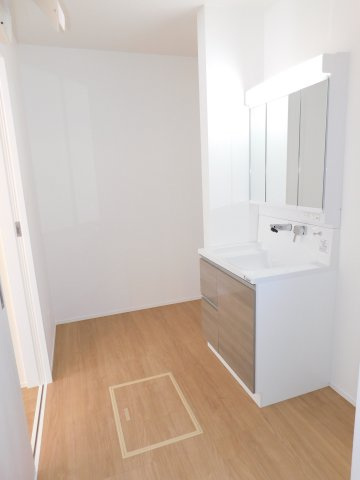 あま市木田西山の新築一戸建の独立洗面台|◇洗面室◇　　広い洗面室！！　三面鏡シャンプードレッサー　室内物干し（ホスクリーン）完備のランドリースペース♪