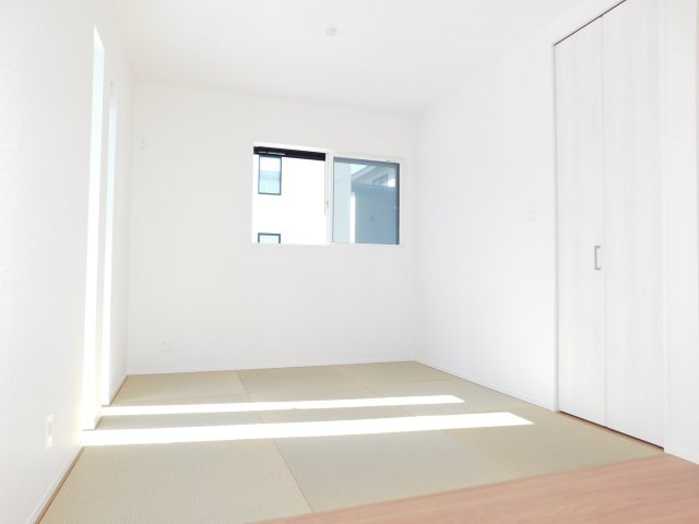 あま市木田西山の新築一戸建の居間・リビング|◇１階タタミコーナー◇　　２面採光で明るいタタミコーナー４．５帖！！