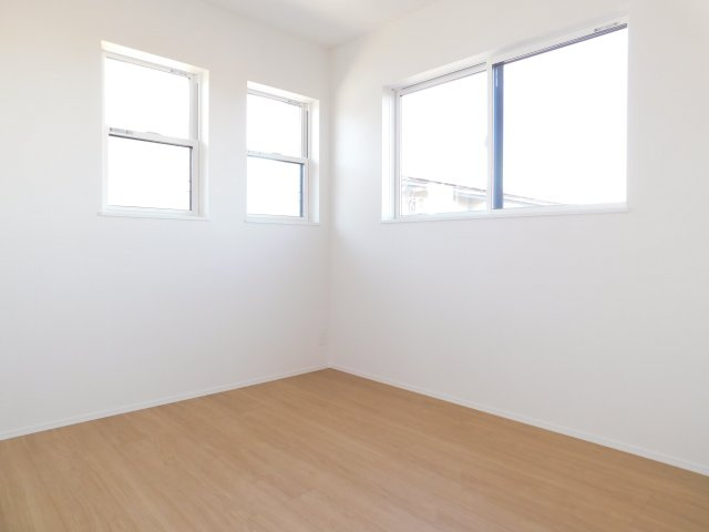 あま市木田西山の新築一戸建の洋室|◇２階洋室◇　　２面採光で明るい洋室５．２帖　全居室収納完備♪