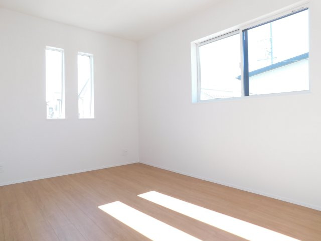 あま市木田西山の新築一戸建の洋室|◇２階洋室◇　　南面を含む２面採光で明るい洋室６．０帖　全居室収納完備♪