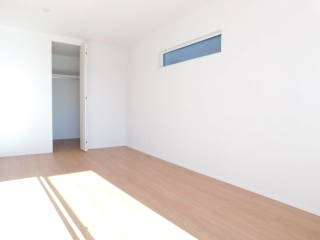 あま市木田西山の新築一戸建の洋室|◇２階洋室◇　　南面を含む２面採光で明るい洋室８．７帖　全居室収納完備♪　バルコニー利用可♪