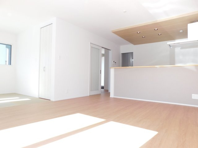 あま市木田西山の新築一戸建の居間・リビング|◇リビング◇　　南面を含む３面採光で明るいリビング１９．５帖　ご家族が自然と集まる広々ＬＤＫ♪