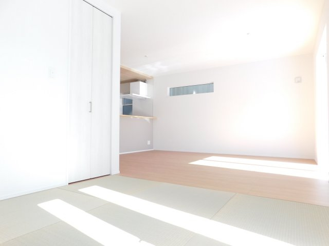 あま市木田西山の新築一戸建の居間・リビング|◇リビング◇　　南面を含む３面採光で明るいリビング１９．５帖　キッチンの折り下げ天井がおしゃれな雰囲気♪